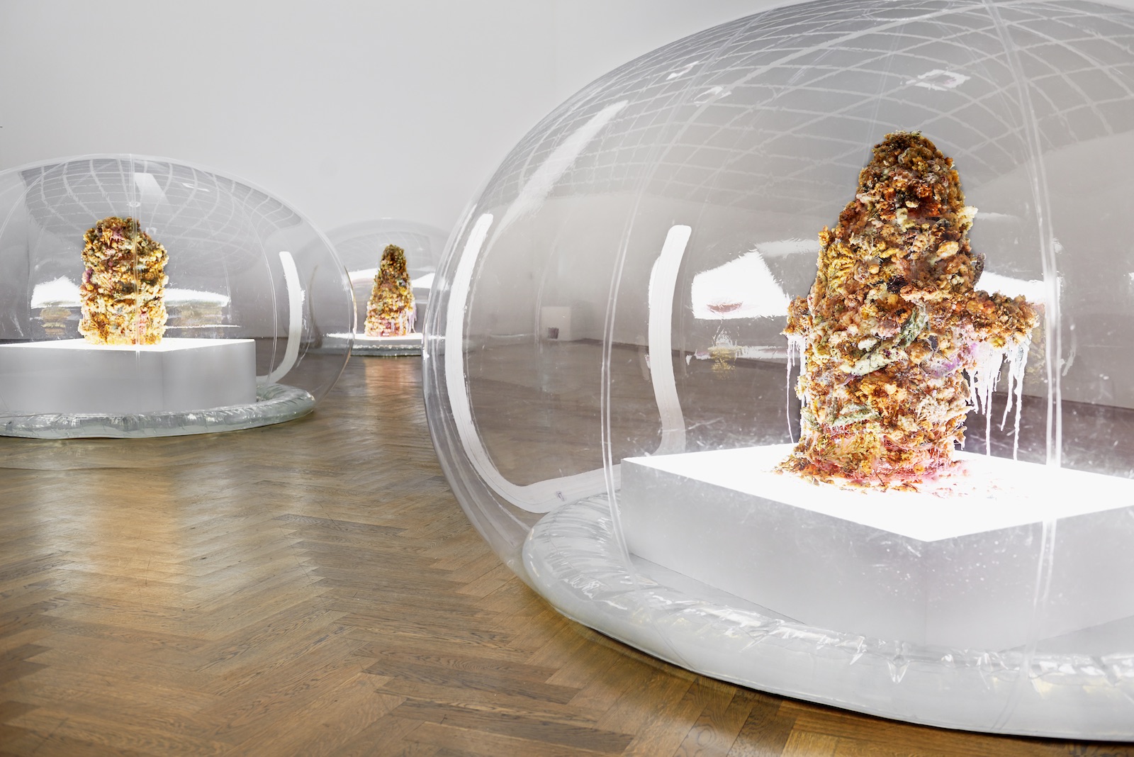 Installation view 7,070,430K of Digital Spit, Kunsthalle Basel, 2015.